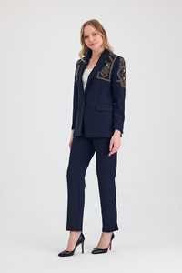 Ensemble de costume perlé marine pour femmes de qualité supérieure avec blazer et pantalon à épaules cloutées pour femmes vêtements de bureau tissés de luxe/prêt-à-expédier - Product Image 4