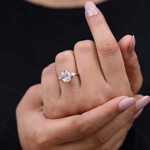 แหวนหมั้นเพชรสามเม็ดทรงรี LR27741 - Product Image 3