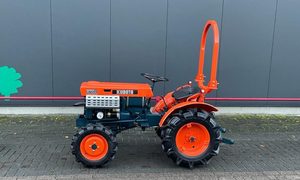 Tracteur compact Kubota B7000 16 CV 4 roues motrices, transmission manuelle, pour petites exploitations agricoles et travaux de jardinage - Product Image 2