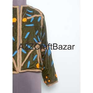 Chaqueta de Terciopelo Vintage de Rajasthan para Invierno, Bordado Floral, Cuello Redondo, Borde Estilo Suzani, Mangas Largas, Forro de Algodón Puro - Product Image 2