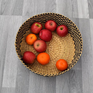 ตะกร้าผลไม้ทรงกลมสานด้วยมือจากหญ้าทะเล สีดำธรรมชาติ ตะกร้าเก็บของสำหรับตกแต่งบ้านและห้องครัว - Product Image 1