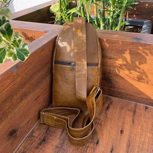 Venta al por mayor Vintage Full Grain cuero genuino hombres y mujeres bolso de pecho de alta calidad multifunción al aire libre viajar bolsos cruzados - Product Image 3