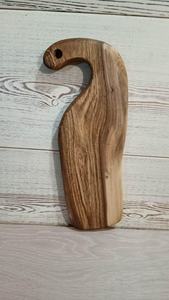 Planche à découper en bois massif faite à la main, en bois dur naturel, avec un design unique de poignée incurvée pour le service et la préparation - Product Image 3