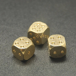 Dado a 6 facce in ottone lucido da 11 mm, cubo in metallo anticato per giochi di ruolo, poker, bar e giochi da collezione - Product Image 4