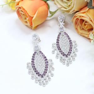 Impresionantes Pendientes de Diseño con Acabado Plateado de Alta Calidad y Piedras de Circonita Cúbica, Colección para Bodas y Fiestas para Mujeres y Niñas - Product Image 1