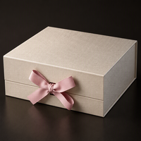 Boîte cadeau en papier magnétique pliable personnalisée avec ruban et logo en feuille d'or pour les ensembles de soins de la peau et de maquillage, emballage écologique