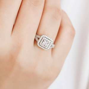 Fabrication indienne de luxe Radiant Elegance Moissanite Bague éblouissante Radiant Cut Moissanite pour femmes disponible au meilleur prix - Product Image 2