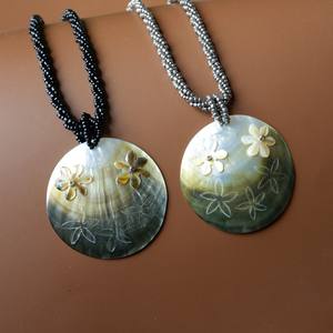 สร้อยคอแกะสลักจี้เปลือกหอยคุณภาพสูงทำด้วยมือสไตล์ดอกไม้อินเทรนด์พร้อมลูกปัดสำหรับเป็นของขวัญ - Product Image 3