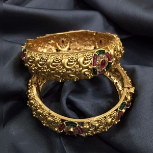 Ensemble de quatre bracelets polonais en or de haute qualité pour femmes bijoux de mariage et d'événement culturel en laiton plaqué or pour femmes - Product Image 1