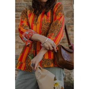 เสื้อแจ็คเก็ตแจ็คเก็ตกำมะหยี่ลายทางแบบกลับด้านได้สำหรับฤดูใบไม้ร่วง พร้อมปกติดกระดุมและแขนเสื้อยาว สี Climbing Tiger Tangerine - Product Image 1
