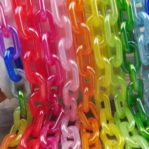 Cadena Acrílica Moderna Personalizada, Adorno Colgante de Resina Hecho a Mano para Decoración del Hogar, por Abdul Rehman Enterprises - Product Image 1