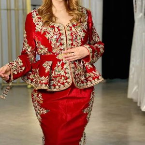 Hermosas cuentas de cristal adornadas, perlas, piedra de cristal en chaqueta roja y VESTIDO KARAROU en tela Crape para ropa de fiesta = 2025 - Product Image 1