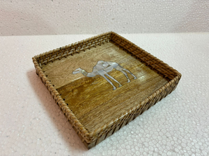 Plateau en rotin tressé rustique en bois, grand plateau carré en rotin par Decor World Expo - Product Image 1