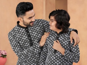 Ensemble de pyjama traditionnel Chikankari Kurta pour hommes à la mode Sherwani Achkan manches longues pour les mariages ethniques d'été - Product Image 3