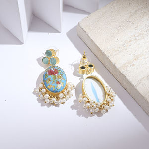 ต่างหูห้อยทรงหยดน้ำสีฟ้าทอง ประดับมุกและลายดอกไม้ เหมาะสำหรับเป็นของขวัญในงานแต่งงาน - Product Image 3