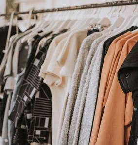 2025 Sweat à capuche crocheté pour hommes et femmes Vêtements de sport brodés en polyester/coton teints unis pour l'hiver - Product Image 1