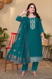 Ensemble Kurta en tissu romain brodé pour les fêtes, avec dupatta assorti et pantalon en soie romaine, disponible en deux couleurs - Product Image 3