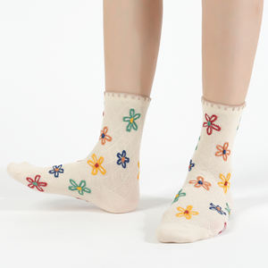 Chaussettes en coton pour femmes, respirantes, décontractées, tricotées, motif floral, design mignon, chaussettes coréennes pour un usage quotidien - Product Image 2