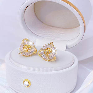 Boucles d'oreilles classiques plaquées or 14 carats avec strass, design géométrique à clous et pendantes, en alliage de cuivre et de zinc, idéales pour les soirées - Product Image 4