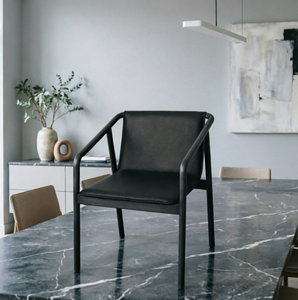 Chaise de salle à manger scandinave moderne avec revêtement en cuir et pieds en bois pour l'ameublement de la maison - Product Image 1