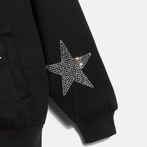 Sudadera con capucha para hombre de estilo callejero con diamantes de imitación brillantes y detalles únicos Sudadera con capucha de mezcla de algodón con tachuelas de diamantes de imitación para hombres - Product Image 4