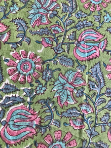 Tela de Algodón Estampada a Mano con Diseño de Enredadera Floral sobre Base Verde |   Impresión Botánica India Vintage - Product Image 3