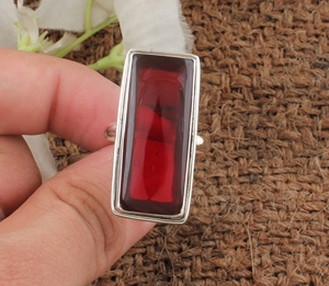 Anillo de Plata de Ley 925 con Diseño Moderno y Cuarzo Rojo, Joyería Elegante Hecha a Mano con Gema Roja para Mujer - Product Image 2