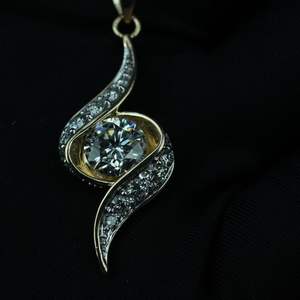 เพชรเลี้ยงในห้องปฏิบัติการคุณภาพพรีเมียม 2.18 กะรัต น้ำหนักเบา จี้สไตล์พังก์สำหรับผู้หญิง สีทอง สีโรสโกลด์ สีเงิน ทรงกลม IGI SGL ขายส่ง OEM ODM - Product Image 3