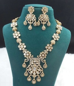 Ensemble collier et boucles d'oreilles de mariée exquis de haute qualité idéal pour le jour du mariage Sparkle and Glam disponible à bas prix depuis l'Inde - Product Image 1