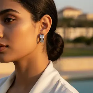 Boucles d'oreilles créoles en argent avec diamants baguette et carrés pour femmes - Product Image 1