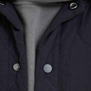 Gilet utilitaire matelassé pour hommes Veste noire légère sans manches avec rembourrage en diamant Patch en similicuir et nylon froissé - Product Image 4