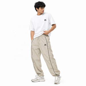 Pantalones de hombre al por mayor con cintura elástica, corte relajado, ribete en contraste, ligeros, estilo casual urbano, pantalones personalizados, proveedor de EE. UU. - Product Image 1