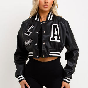 Chaqueta universitaria de béisbol para mujer, elegante, de cuero PU negro con parches de letras llamativas, forro suave y estilo bomber corto. - Product Image 1