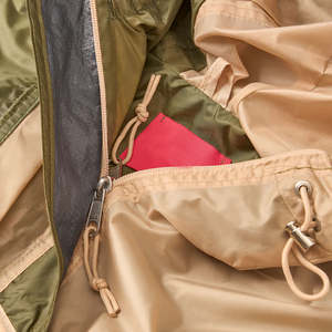 Chaqueta cortavientos con capucha de lona recubierta estilo utilitario para hombre, con media cremallera frontal, ligera, transpirable, para primavera, con bolsillos. - Product Image 4