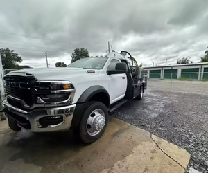 PRECIO BAJO Camión de vacío For-Dodge 5500 4X2 usado 2025 - Carrocería de plataforma plana / plataforma de Muskogee Metal Fabricators para exportación mundial - Product Image 1