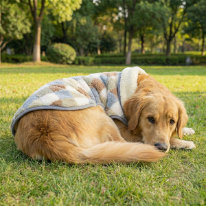 Chaqueta de Invierno Suave y Cómoda para Mascotas, Abrigo de Perro de Lana a Cuadros, Acolchado Cálido, Tejido Resistente, para Uso Diario en Exteriores con Clima Frío - Product Image 3
