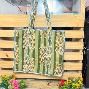 กระเป๋าโท้ทลายเสือคันธา สีเขียว ผ้าฝ้ายลายเสือแบบควิลท์ กระเป๋าโท้ทลายเสือสีเขียว กระเป๋าโท้ทสะพายไหล่ลายเสือ - Product Image 1