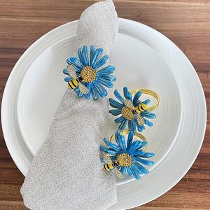 Anneaux de serviette en métal fleur de marguerite avec décoration de table au design exclusif pour mariages et fêtes - Product Image 3