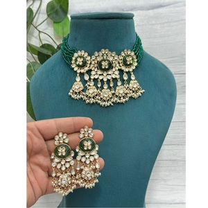 Ensemble de collier et boucles d'oreilles en pierres de moissanite polki plaquées or de haute qualité, collection de vêtements de mariage - Product Image 1