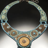 Collier demi-perles demi-chaîne Blossom Craft India, style bohème, avec perles brodées, breloques arc-en-ciel et perles de rocaille pastel, pour usage quotidien, en verre