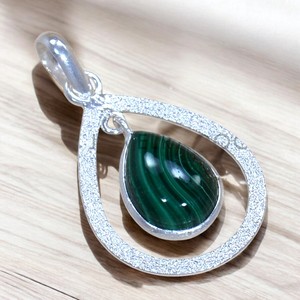 Colgante de Plata de Ley 925 con Piedra de Malaquita, Joyería Fina Hecha a Mano, Ideal para Compradores Mayoristas - Product Image 1