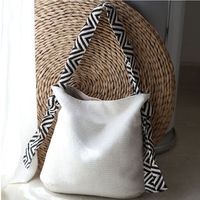 Tas tangan katun cetak untuk wanita, dengan gaya etnik India dan kompartemen yang luas untuk kantor dan kuliah
