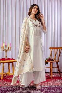 Ropa ocasional Hermosa seda de mango con Bordado de hilo Kurti Pant y Dupatta Fabricante de Surat - Product Image 2