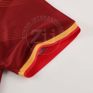 Uniforme de Fútbol para Adultos Transpirable de Nuevo Diseño con MOQ Bajo, 100% Poliéster, Etiqueta Privada, Servicio Personalizado OEM - Product Image 4