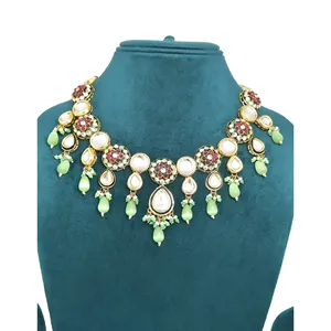 Ensemble de collier Kundan Polki plaqué or 24 carats avec des gouttes de perles vert clair, bijoux fins en alliage - Product Image 3