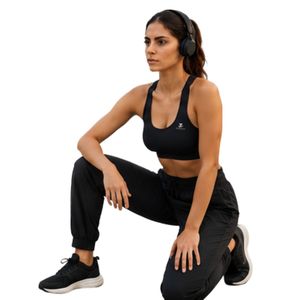 Conjunto Deportivo Negro para Mujer con Sujetador Deportivo, Pantalones Jogger y Auriculares Intrauditivos – Ropa Deportiva - Product Image 5