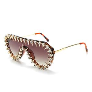 Gafas de sol para fiestas con lentes de cristal, se fotografian excepcionalmente bien, el brillo elegante del metal añade un toque futurista pero con estilo. - Product Image 5