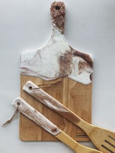 Magnifique plateau de planche à découper en résine parfait pour les mariages, les banquets et les célébrations festives et les intérieurs modernes - Product Image 4