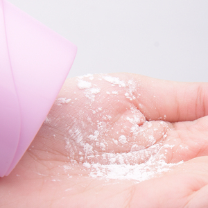 Mistine White Spa Talc parfumé Poudre pour le corps Poudre de talc musc blanc soyeux et lisse Parfum élégant Soin doux pour la peau Touch Thai - Product Image 1