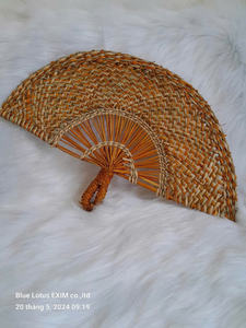 พัดลมทอจากหญ้าทะเลแนววินเทจคุณภาพสูง-ศิลปะติดผนังแบบยั่งยืนที่ทำด้วยมือในเวียดนาม! -ดอกบัวสีน้ำเงิน - Product Image 5